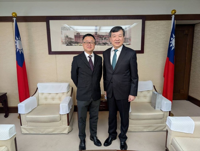 李逸洋・駐日代表は5月21日、海峡交流基金会の羅文嘉・副会長（副董事長）兼事務局長（秘書長）と面会した。李代表は羅副会長とは旧知の仲であり、国際政治経済情勢、台日経済、地域平和と安全保障など、幅広いテーマについて意見交換した。
李逸洋・駐日代表（写真右）、海峡交流基金会の羅文嘉・副会長兼事務局長(写真左)
