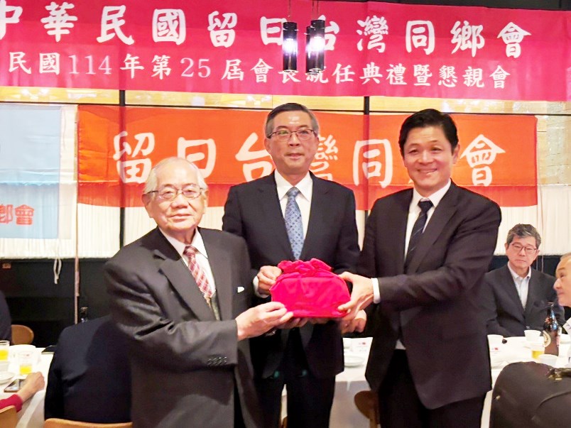 「中華民国留日台湾同郷会」は5月31日、第25代会長就任式・懇親会を開催し、同会の陳五福・第24代会長が再任された。駐日代表処の周学佑・副代表（写真中央）は、同会印章の授与式に立ち会い、円滑に執り行われた。