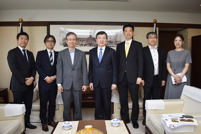 「フォーラム21」を主宰する「一般財団法人 梅津財団」の松元崇・理事長ら一行は6月18日、駐日代表処に李逸洋代表を訪問した。この中で、同フォーラムの訪台研修団が5月23日に、林佳龍・外交部長、江文若・経済部次長（副大臣）への各訪問、台湾経済界の若手リーダーたちとの交流を行ったことなどの説明があった。これを受け、李・駐日代表は研修団による台湾での充実した活動の成果に祝意を表すと共に、今後も台日間のこのような交流が続くことに期待を寄せた。李・駐日代表はさらに、松元・理事長と経済・貿易および半導体産業、台日経済界の若手リーダー交流などについて意見交換を行った。李逸洋・駐日代表（写真中央）、松元崇・梅津財団理事長（左3）、上田哲也・フォーラム21訪台団団長（左2）。