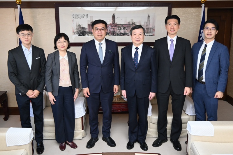 李逸洋・駐日代表は6月19日、彭啓明・環境部長（環境相）および蔡玲儀・気候変動署署長一行と面会し、循環経済、気候変動などの分野の発展について意見交換した。
李逸洋・駐日代表（右３）、彭啓明・環境部長（左３）、蔡玲儀・気候変動署署長（左２）