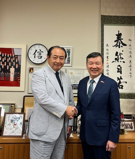 李逸洋・駐日代表は6月27日、御法川信英・衆議院農林水産委員長と面会し、台日経済・貿易、農林水産などの交流について意見交換した。李逸洋・駐日代表（右）御法川信英・衆議院農林水産委員長(左)