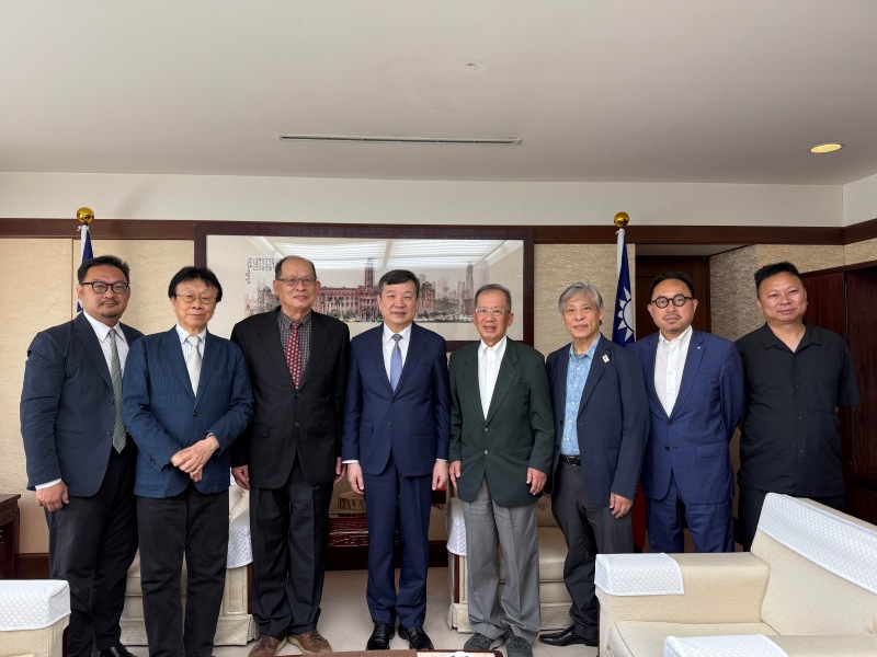 李逸洋・駐日代表は7月28日、台北フィルハーモニー管弦楽団の李羅権団長一行の訪問を受けた。この中で双方は、9月の大阪・関西万博の文化イベントと台北フィルハーモニー管弦楽団の東京公演及び台湾と日本の音楽交流の現状と今後について意見交換した。
写真：李逸洋・駐日代表（左４）、李羅権・台北フィルハーモニー管弦楽団団長（左３）、頼文福・台北フィルハーモニー管弦楽団創設者 (右４)、大山青峰・日本台医人協会会長（左２）、作曲家の陳維斌氏（右３）、朱育佑・台湾室内楽団団長（左１）、曾鈐龍・台湾文化センター長(右２）。