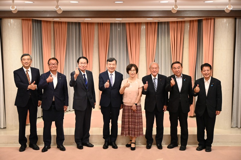 李逸洋・駐日代表は7月28日、「日本台湾親善協会」の衛藤征士郎会長および国会議員顧問団らとの懇談会を開き、台日交流のさらなる促進に向けて意見交換した。
写真：李逸洋・駐日代表（左４）、衛藤征士郎・日本台湾親善協会会長（左３）並びに同会国会議員顧問団の衆参国会議員ら