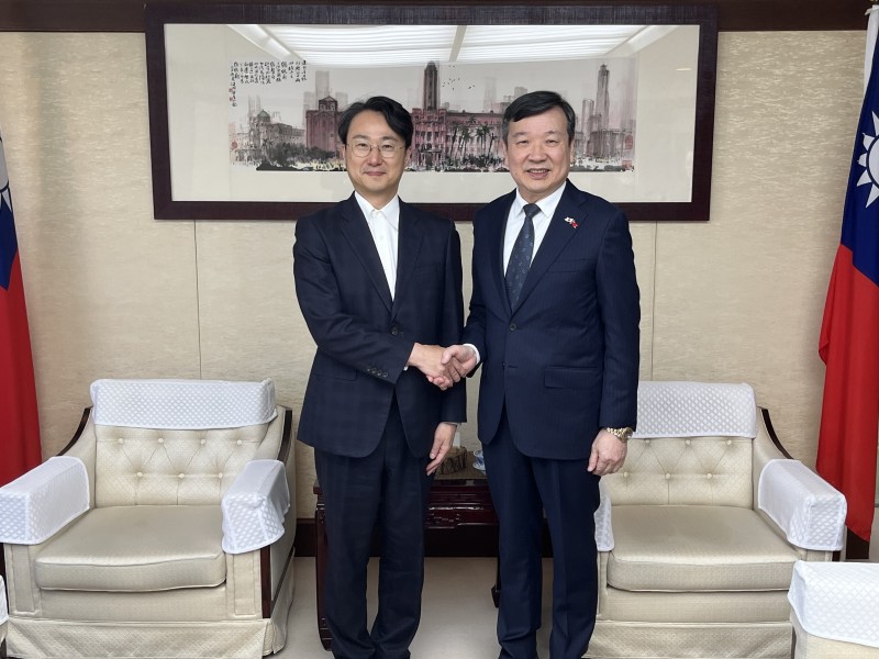 李逸洋．駐日代表は7月31日午後、日本台湾交流協会台北事務所前副代表である服部崇氏の表敬訪問を受けた。李．駐日代表は、服部氏が台北事務所副代表として在任中に経済・産業・科学技術・人的交流などの幅広い分野において多大な貢献を果たしたことに、深い謝意を表した。
写真：李逸洋・駐日代表（右）、日本台湾交流協会台北事務所前副代表の服部崇氏（左）