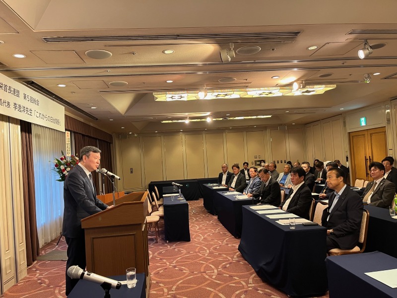 李逸洋・駐日代表は7月30日、「日台共栄首長連盟」第5回総会に出席し、「これからの日台関係」について講演した。
李逸洋・駐日代表(写真左)、「日台共栄首長連盟」会長の宮元陸・加賀市長（右前）。