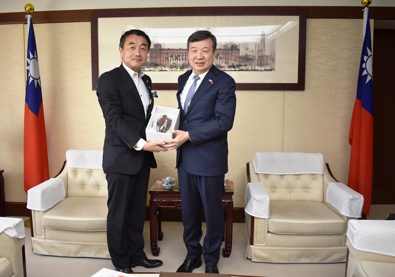 李逸洋・駐日代表は8月4日、自民党の佐々木紀・衆議院議員の訪問を受けた。訪問の中で双方は、台湾と日本はいずれも自然災害が多く、災害にはお互いに連携し助け合っていくことが大切であるとの見解を示すと共に、今後の防災、救災、減災に関する研究、対応などについて意見交換を行った。李逸洋・駐日代表（写真右）、佐々木紀・衆議院議員（左）