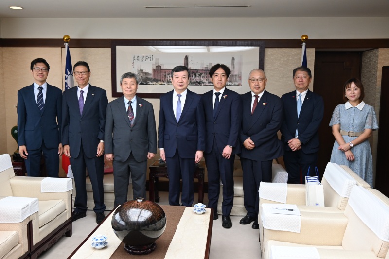 李逸洋・駐日代表は8月7日、許耀庚・横浜華僑総会会長一行と面会し、同会の長年にわたる台日友好交流への貢献に感謝の意を表した。
李逸洋・駐日代表（左４）、許耀庚・横浜華僑総会会長（左３）および横浜華僑総会の幹部ら