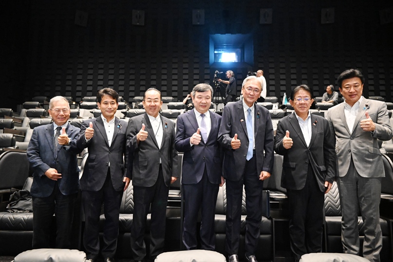 李逸洋・駐日代表（写真中央）は8月7日、「零日攻撃（Zero Day Attack）」の上映記者会に出席した。日華議員懇談会から会長の古屋圭司・衆議院議員(右3)、幹事長代理の金子恭之・衆議院議員(右2)、幹事の西銘恒三郎・衆議院議員(左3)、事務局長の木原稔・衆議院議員(右1)、事務局長代理の滝波宏文・参議院議員(左2)、在日台湾同郷会の王紹英・会長(左1)らも出席した。