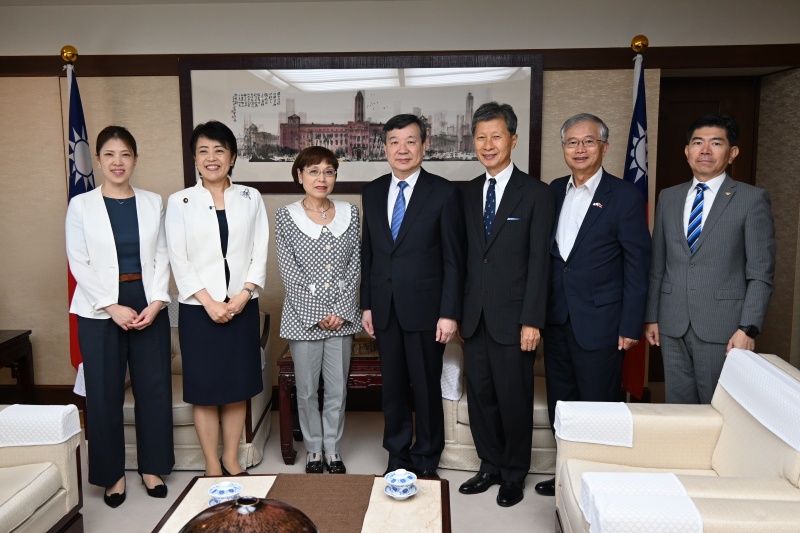 李逸洋・駐日代表は8月12日、有村治子・参議院議員および武居智久・「日本戦略研究フォーラム（JFSS）」顧問らと面会し、台日関係のさらなる強化について意見交換した。
写真：李逸洋・駐日代表（中央）、有村治子・参議院議員（左２）、武居智久・日本戦略研究フォーラム（JFSS）顧問（右３）、長野禮子・JFSS事務局長（左３）