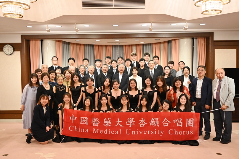 「2025日本台医会合同音楽会」に参加するために来日した台湾の中国医薬大学「杏韻合唱団」ら一行が8月21日、台北駐日経済文化代表処を訪問した。蔡明耀・駐日副代表はあいさつの中で、「近年、台日関係は友好的である。具体例を挙げると、新型コロナの感染拡大時に日本がマスク不足で困っている際には、台湾がマスクを寄贈し、日本からもコロナワクチンが台湾に提供されたりした」と述べ、今後も台日の友好関係がより一層深まることを願った。写真：蔡明耀・駐日副代表、周学佑・駐日副代表、中国医薬大学「杏韻合唱団」ら一行
