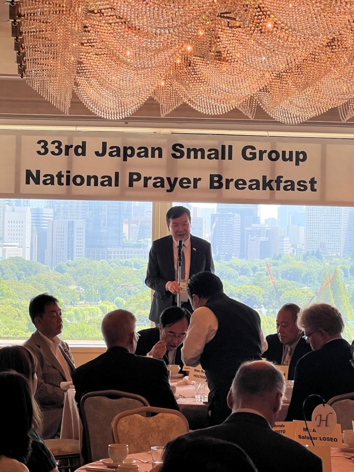 8月27日、李逸洋・駐日代表は「Japan Small Group」が主催する「Asian Gathering」大使昼食会に招待され、出席した。同昼食会において李代表は挨拶の中で、賴清徳総統が掲げる「民主的サプライチェーン」構想に言及し、台湾が世界の先端半導体およびAIサーバーの9割を製造していて、今後日本、米国、欧州、そして価値観を共有する国々と協力し、グローバル・サプライチェーンの再構築を進め、インド太平洋地域の繁栄のために共に尽力していきたいとの考えを示した。
写真：昼食会にて挨拶する李逸洋・駐日代表