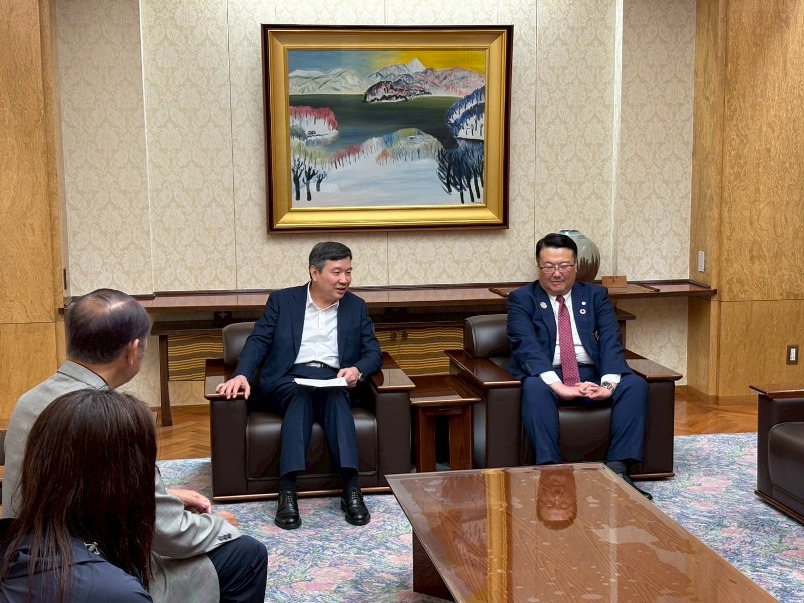 李逸洋 ・駐日代表は8月30日秋田県仙北市および大仙市を訪問し、田口知明・仙北市長、老松博行・大仙市長と会談した。同夜は、日本三大花火大会の一つである「大曲花火競技大会」に出席し、御法川信英•衆議院議員、神部秀行•秋田県副知事、東北地域の地方自治体首長および議会議長らと交流した。翌日（8月31日）は「仙北市国際交流協会歓迎昼食会」に出席し 、同協会、仙北市役所および仙北市議会関係者らと交流した。写真：李逸洋・駐日代表（正面左）が田口知明・仙北市長（同右）を訪問