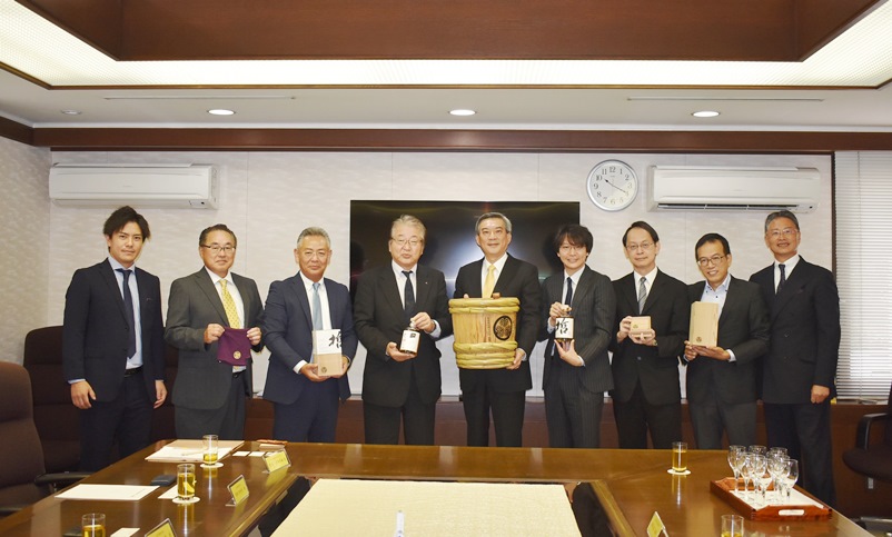 台北駐日経済文化代表処の周学佑・副代表は9月12日、栃木県日光市産業界関係者ら一行の訪問を受けた。周・駐日副代表はあいさつの中で、「台日関係はきわめて良好だ。現在、台湾が努力しているのはCPTPP（環太平洋パートナーシップに関する包括的及び先進的な協定）とEPA （経済連携協定）の締結である。実現すれば、日本との経済・貿易関係は必ずより一層充実する」と述べた。一行は日光東照宮杉並木の植樹400年に合わせ、この杉材を用いて製作した和樽を使って熟成させ作ったウィスキーを紹介した。周学佑・駐日副代表（写真中央）、武田幸雄・全国教育問題協議会顧問（右1）


