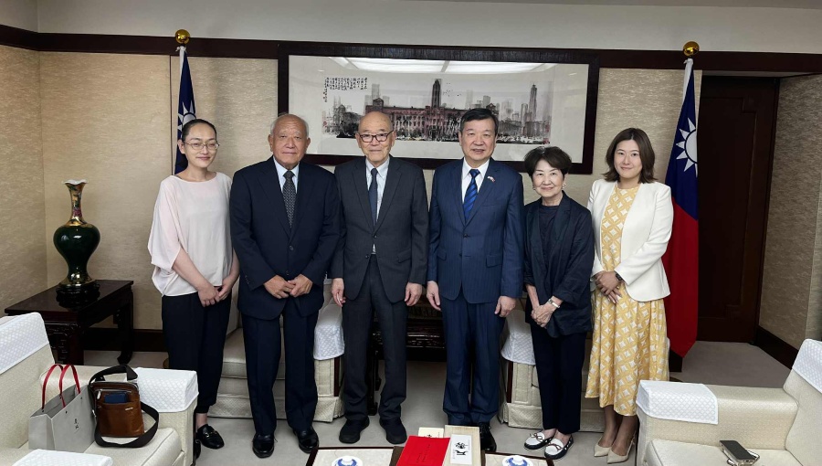 李逸洋・駐日代表は9月18日、山口県日台親善協会の中治宣光会長らと面会した。中治会長は、日本統治時代に台湾で最初の近代百貨店「菊元百貨」を創業した重田榮治氏の外孫にあたり、重田氏の孫も同席した。
写真：李逸洋・駐日代表（右3）、中治宣光・山口県日台親善協会会長（左3）