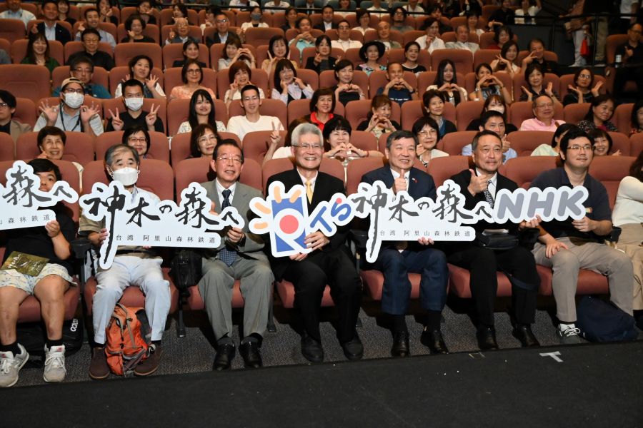 李逸洋・駐日代表は9月21日、台湾の公共テレビ（公視）と日本のNHKが共同制作した『神木の森へ 台湾阿里山森林鉄道』の特別上映会に出席した。このなかで李代表は、公視とNHKの協力により台湾の阿里山森林鉄道と台湾文化の魅力が世界に向けて伝えられたことに感謝の意を表した。
写真：李逸洋・駐日代表（前列右３）、胡元輝・公視董事長（会長）（前列右４）、謝長廷・総統府資政（前列左３）、加藤拓・NHK国際コンテンツ戦略局専任部長（前列右２）。