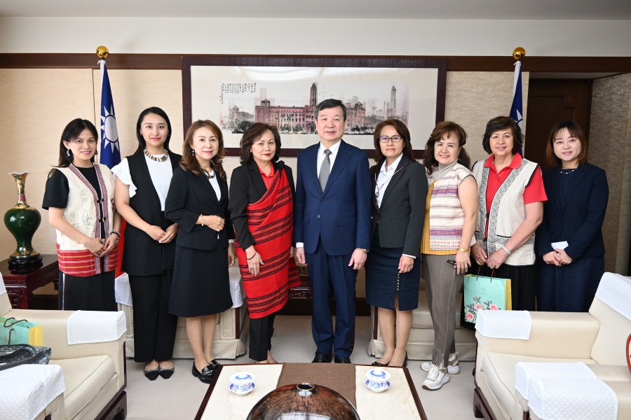 李逸洋・駐日代表は9月24日、「在日台湾原住民連合会」の黄秀蘭・会長一行と面会し、台日交流の強化について意見交換した。
写真：李逸洋・駐日代表（中央）、黄秀蘭・在日台湾原住民連合会会長（左４）