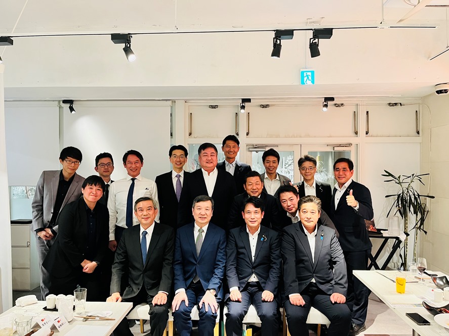 李逸洋・駐日代表は9月24日、日本の参議院「TY会」の滝波宏文・副大臣をはじめメンバーの参議院議員らと台日経済、安全保障、技術、文化交流などについて意見交換を行った。李逸洋・駐日代表はさらに、台湾のCPTPP（環太平洋パートナーシップに関する包括的及び先進的な協定）、WHO（世界保健機関）、ICAO（国際民間航空機関）、INTERPOL（国際刑事警察機構）への台湾の参加、台湾海峡の平和と安定の共同維持への支持を呼びかけた。※「TY会」の名称は、台湾友好（TAIWAN YUKOU）の頭文字に由来する。写真：李逸洋・駐日代表（前列左2）が、滝波宏文・副大臣（前列右2）、日本の参議院「TY会」メンバーの国会議員らと意見交換。
