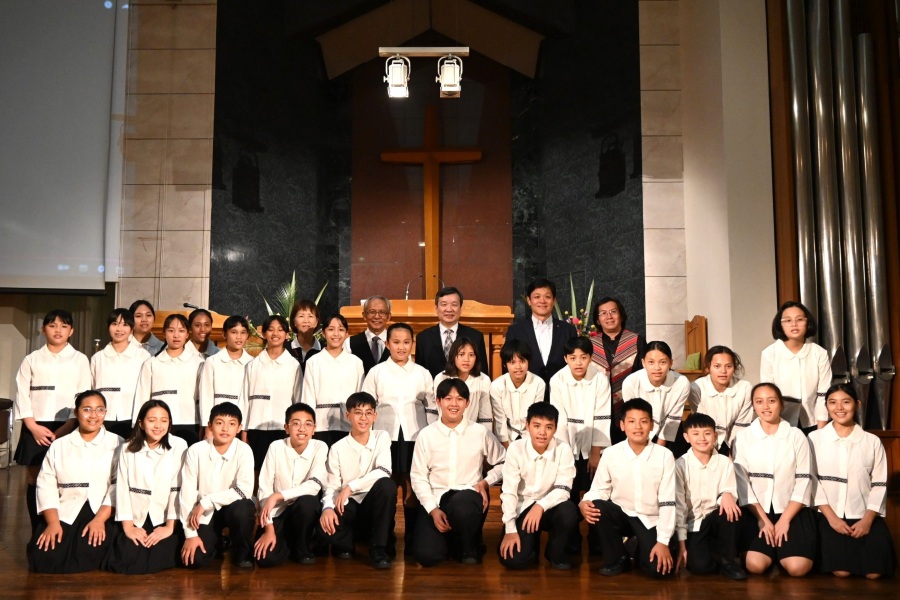 李逸洋・駐日代表は9月30日、「台湾原声童声合唱団」平和の声コンサートに出席した。開演前に挨拶した李代表は、同合唱団が異郷のステージに立ち、透き通った歌声で台湾の多様な文化の美しさを表現することに感動を受けたと述べた。
写真：李逸洋・駐日代表（後列右３）と台湾原声童声合唱団の団員ら。