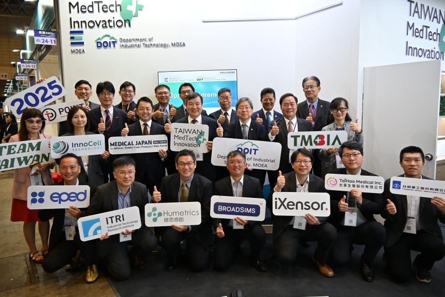 李逸洋・駐日代表は、10月1日、「日本国際医療産業展（Medical Japan Tokyo 2025）」における「台湾イノベーション・テクノロジーパビリオン（Taiwan Innovation &amp; Technology Pavilion）」の開幕式に出席した。
写真：李逸洋・駐日代表と出展台湾企業との記念撮影。