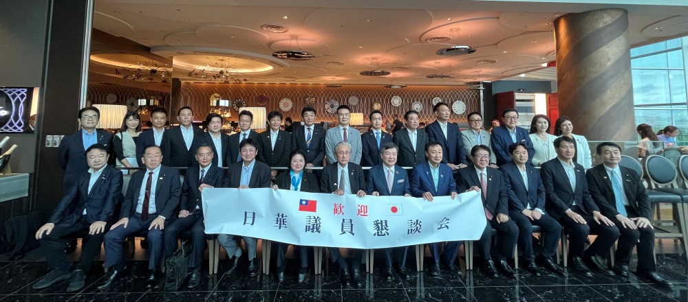 「日華議員懇談会」の古屋圭司・会長/衆議院議員を団長とする「日本国会議員祝賀団」が10月9日に訪台し、中華民国国慶節関連イベントに参加する。李逸洋・駐日代表は同日朝に東京羽田空港で同祝賀団の出発を見送った際、日本の国会議員らが熱意をもって祝賀団に参加されたことに感謝の意を表し、今回の訪問が頼清徳総統、蕭美琴副総統への表敬訪問をはじめ、韓国瑜・立法院長および立法院、中華民国三三企業交流会（三三会）、台湾ファクトチェックセンターなどとの交流も予定されているなど、まさに「急行軍」のようなスケジュールであり、この訪問を通じて素晴らしい思い出や有意義な成果が得られることを期待した。
写真：李逸洋・駐日代表（前列右６）と古屋圭司・日華議員懇談会会長/衆議院議員（前列左６）ら「日本国会議員祝賀団」メンバーとの集合写真。