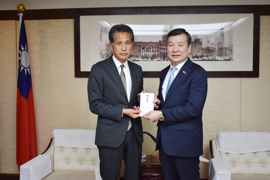 駐日代表処の李逸洋代表は10月16日、茨城県笠間市の「一般財団法人 笠間市農業公社」代表理事である山口伸樹市長の訪問を受け、9月に発生した台湾花蓮水害に対する同公社からの義援金贈呈の目録を山口・代表理事より受け取った。李・駐日代表は、「笠間市農業公社」からの義援金贈呈に対し感謝の意を表すと共に「発災後、山口・代表理事/市長や笠間市の皆様から早々に寄せられた慰問のメッセージは、被災地の人々にとっては大きな励みになる」と述べた。