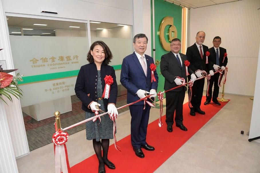 李逸洋·駐日代表は10月27日、合作金庫銀行東京支店の開所式並びに昼食会に出席した。写真：李逸洋・駐日代表(左2)、林衍茂・合庫銀行董事長(中央)、陳乃嘉・東京分行支店長(左1)、林成蔚・前国防安全研究院執行長(右2)、王育群・合庫創投董事長(右1)