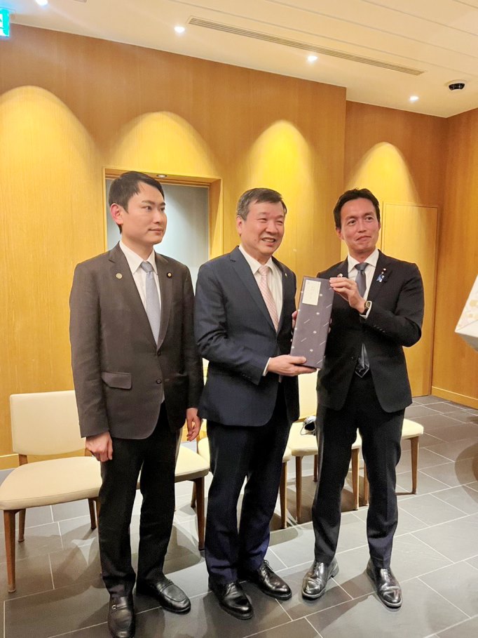 李逸洋・駐日代表は10月27日、民進党の陳冠廷・青年局長および自民党青年局長の平沼正二郎・衆議院議員ら台日双方の青年局のメンバーらと意見交換を行った。写真：李逸洋・駐日代表（中央）、民進党青年局長の陳冠廷・立法委員（左）、自民党青年局長の平沼正二郎・衆議院議員（右）
