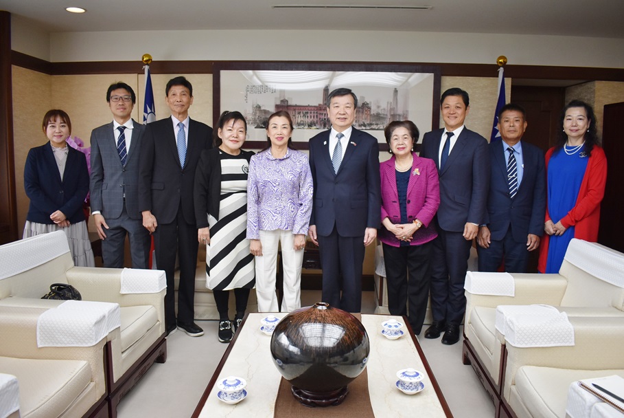 　駐日代表処の李逸洋代表は10月30日、「日本台湾商会聯合総会」の洪益芬・総会長をはじめ、同総会の名誉総会長、副会長、諮問委員ら一行の訪問を受けた。李・駐日代表は洪会長をはじめ歴代会長のリーダーシップの下、同総会が長年にわたり台湾と日本のビジネス促進に貢献してきたことに感謝の意を示した。写真：李逸洋・駐日代表（右5）、洪益芬・日本台湾商会聯合総会総会長（左5）