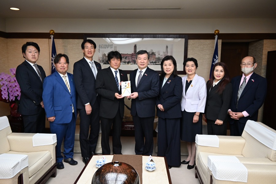 李逸洋・駐日代表は10月31日、「埼玉国際文化交流協会」の田中敏裕会長、岸田光広・衆議院議員、鈴木正人・埼玉県議会日台友好議員連盟会長らの訪問を受け、先般発生した台湾花蓮水害に対する「埼玉国際文化交流協会」からの義援金贈呈目録を田中会長より受け取った。李代表は、「皆様からのご支援は、被災地の人々の大きな励みになる。台湾と日本は困難な時に互いに支え合う友人だ」と述べ、同会からの支援に深い感謝の意を表した。
写真：李逸洋・駐日代表（右５）、田中敏裕・埼玉国際文化交流協会会長（左４）、岸田光広・衆議院議員（左３）、鈴木正人・埼玉県議会日台友好議員連盟会長（左２）。