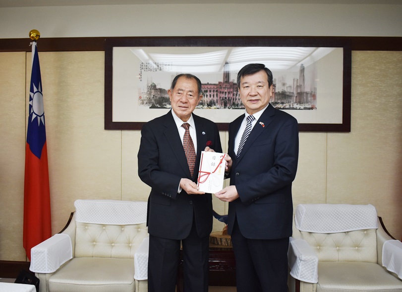 　駐日代表処の李逸洋代表は10月31日、「NPO法人育桜会」の松澤寛文・会長兼理事長の訪問を受け、台湾花蓮水害に対する同会からの義援金贈呈の目録を受け取った。李・駐日代表は、「「NPO法人育桜会」からの義援金贈呈に対し感謝の意を表すと共に、「義援金は被災地の人々にとり大きな励みとなる」と述べた。李逸洋・駐日代表（写真右）、松澤寛文・「育桜会」会長兼理事長（左）