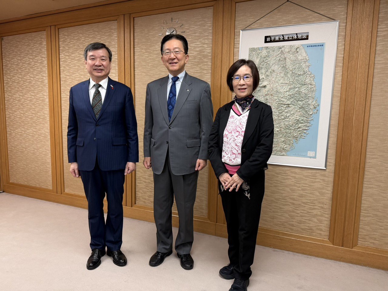 李逸洋・台湾駐日代表夫妻は11月6日、岩手県庁を訪れ、達増拓也知事と会談。また、岩手県議会では城内愛彦議長と面会し、さらに盛岡市役所では小原由香副市長、櫻裕子市議会議長と面会した。


李逸洋・台湾駐日代表(右)、達增拓也・岩手県知事(中)