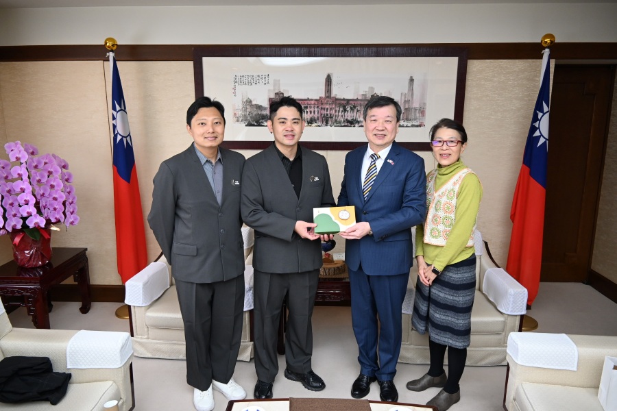 李逸洋・駐日代表は11月5日、「ダルメインWorldマーマレードアワード＆フェスティバルin Japan 2025」台湾人受賞者の鍾文平さん、鄧聖強さんと面会した。
写真：李逸洋・駐日代表（右２）、鍾文平さん（左２）、鄧聖強さん（左１）。