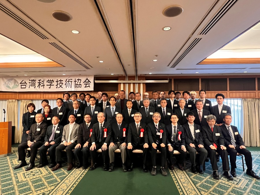 周学佑・駐日副代表は11月7日、呉嘉文・駐日代表処科学技術部長とともに「第35回台日工学技術シンポジウム」日本壮行会に出席した。今回は日本から60名を超える講師らが同シンポジウム出席のため訪台する。壮行会で挨拶した周副代表は、日本各界の工学技術者代表らの台湾訪問の成功を祈念した。
写真：周学佑・駐日副代表（前列右６）、第35回台日工学技術シンポジウム講師団長を務める阿部忠・日本大学名誉教授（左６）、同副団長の長坂徹也・東北大学教授（右５）、楊馬田・台湾科学技術協会理事長（左５）。