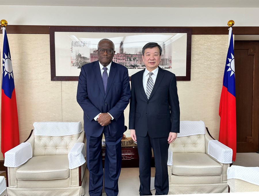 ハイチ共和国のルイ・ハロルド・ジョゼフ駐日大使が11月10日、駐日代表処に李逸洋代表を訪問した。李代表は、「台湾とハイチはいずれも自由、民主主義、人権といった価値観を共有しており、両国はインフラ建設、農業、公衆衛生、教育、環境などの分野で密接な協力を行っている」と述べた。ジョゼフ駐日大使は、「ハイチは二国間の友好関係をきわめて大切にしている。双方は引き続き協力し合い、共に二国間関係の強化に尽力していきたい」との考えを示した。写真：李逸洋・駐日大使（右）、ルイ・ハロルド・ジョゼフ駐日ハイチ大使（左）。
