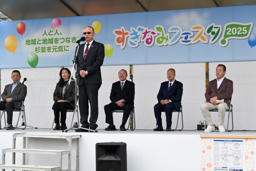 蔡明耀・駐日副代表は11月8日、李逸洋・駐日代表の代理として杉並区「まるごと台湾フェア」開幕式に出席した。このなかで蔡・駐日副代表は、「台日間の関係は緊密であり、その重要性はますます高まっている」と述べ、引き続き台日協力関係の強化に努め、次の世代にも台日間の絆が続くことを期待した。
写真：開幕式で挨拶する蔡明耀・駐日副代表
