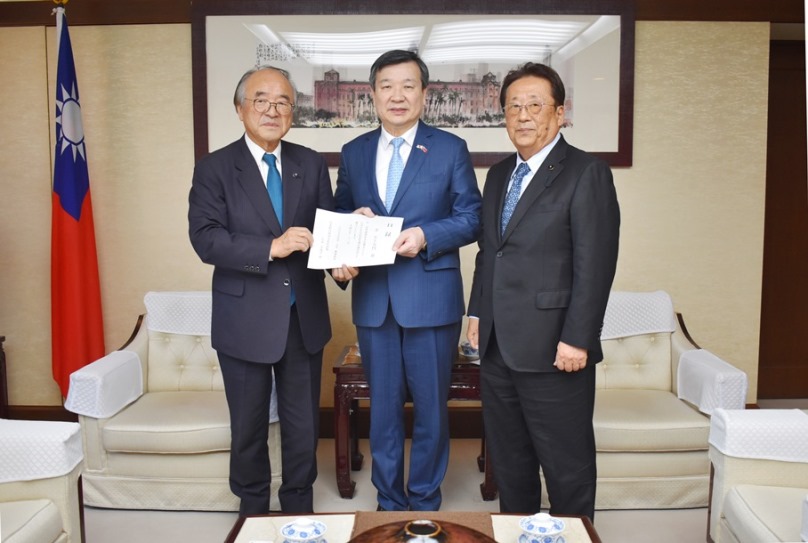 李逸洋・駐日代表は11月14日、「自由民主党 茨城県支部連合会」（自民党茨城県連）の飯塚秋男・会長、白田信夫・幹事長、和田一男・事務局長らの訪問を受け、先般発生した台湾南部水害に対する「自民党茨城県連」からの義援金贈呈目録を飯塚会長より受け取った。写真：李逸洋・駐日代表（中央）、自民党茨城県連の飯塚秋男・会長（左）および白田信夫・幹事長（右）。