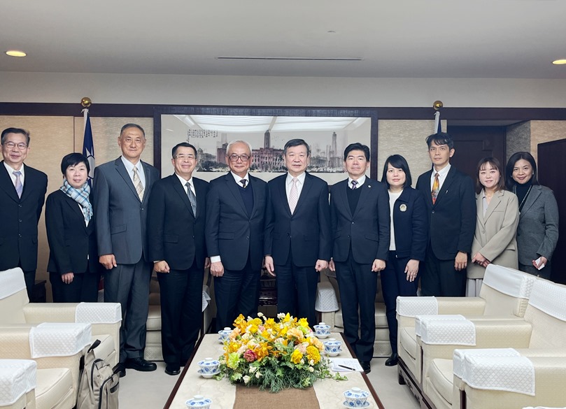 駐日代表処の李逸洋代表は12月18日、退役軍人の行政を所轄する政府機関「国軍退除役官兵輔導委員会」（以下、退輔会）の陳進広・副主任委員一行の訪問を受けた。李・駐日代表は、「台日双方は安全保障、経済・貿易、社会、民間交流など多分野の各レベルで密接な往来をしている。この度、陳・副主任委員をトップとする代表団の日本訪問は、退役軍人へのサービス、ケアシステムや実務経験における台日相互の分かち合いに寄与するのみならず、双方が地域の安全保障情勢および社会の強靭性に対する理解を深めるものともなる。駐日代表処は引き続き退輔会と連携し、共同で台日友好交流および退役軍人の福祉のために尽力していく」と述べた。写真:李逸洋・駐日代表(中央)、陳進広・退輔会副主任委員(左5)