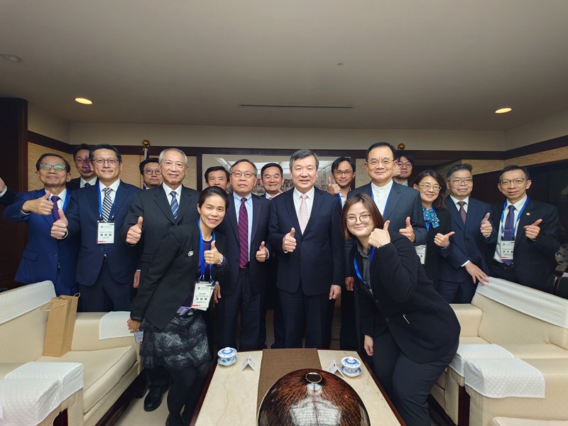 李逸洋・駐日代表は、12月1日午後、呂桔誠理事長率いる「中華民国国際経済合作協会」（CIECA、以下、国経協会）の訪日団一行と会談し、台湾・日本間の経済・貿易、投資関係、半導体、エネルギーをはじめとする重要サプライチェーン、および将来の協力の展望について意見交換を行った。写真：李・駐日代表と国経協会訪日団が記念撮影
