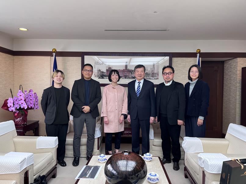 李逸洋・駐日代表は、12月2日に台湾文化センターの曾鈐龍主任とともに、台湾財団法人撃楽文教基金会（朱宗慶打撃楽団）CEO 陳絲綸およびMUZIK INTERNATIONAL株式会社代表取締役社長孫家璁一行と面会した。写真：李逸洋・駐日代表(右3)、陳絲綸・台湾財団法人撃楽文教基金会（朱宗慶打撃楽団）CEO(左3)、孫家璁・MUZIK INTERNATIONAL株式会社代表取締役社長(左2)