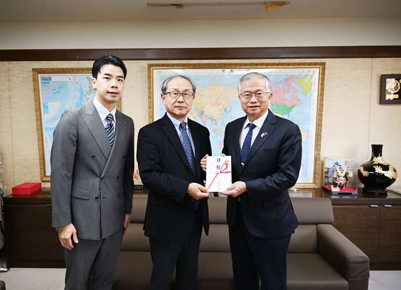 　駐日代表処の蔡明耀・副代表は12月3日、「日台稲門会」の根本宏児・会長の訪問を受け、先般発生した台湾水害に対する「日台稲門会」からの義援金贈呈目録を根本会長より受け取った。蔡・駐日副代表は、同会からの義援金贈呈に感謝の意を表した。写真：蔡明耀・駐日副代表（右）、「日台稲門会」根本宏児・会長（中央）