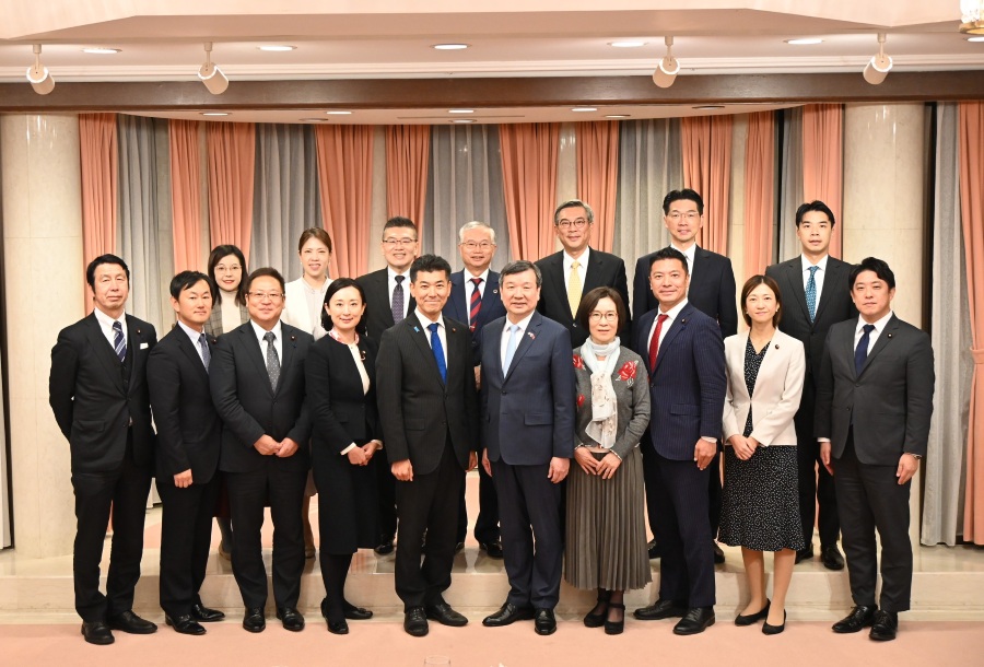 李逸洋・駐日代表は12月4日、立憲民主党の泉健太・前代表/衆議院議員ら同党国会議員一行と駐日代表処公邸で夕食会を開き、台日関係について意見交換した。
写真：李逸洋・駐日代表（前列右５）、泉健太・衆議院議員（前列左５）