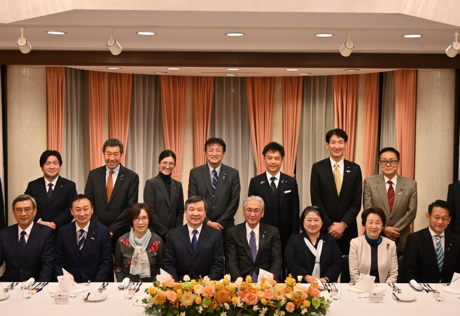 李逸洋・駐日代表は12月11日、「日華議員懇談会」（以下、日華懇）の古屋圭司・会長/衆議院議員ら19名の国会議員との会合を開いた。李代表は挨拶のなかで、日華懇の古屋会長が今年10月に大規模な議員祝賀団を伴い訪台し、中華民国国慶祝賀式典に出席し、頼清徳総統（大統領）、蕭美琴副総統（副大統領）、韓国瑜・立法院長（国会議長）と面会し、ファクトチェックセンターなどを訪問し、台湾の最新の政治、社会、民主主義の発展などへの理解を深めた。李代表は、頼総統が古屋会長の長年にわたる台日関係への尽力に深く感謝していることを伝達した。
写真：李逸洋・駐日代表（前列左４）、「日華懇」の古屋圭司・会長/衆議院議員（前列右４）、小宮山泰子・幹事長代理/衆議院議員（前列右３）、東徹・副会長/衆議院議員（前列左２）