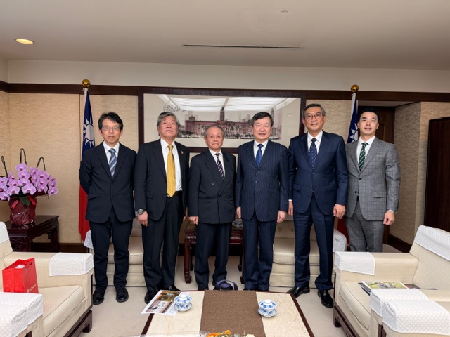 李逸洋・駐日代表は12月11日、公益財団法人OISCAの永石安明・副総裁、廣瀬道男・副理事長一行と面会した。李代表は、OISCAが中野初代総裁（中野與之助先生）の代から50年以上にわたり、台日農業技術と人材交流の推進に尽力し、近年は自然環境保護及び持続可能な農業産業にも引き続き貢献していると述べた。さらに、921地震など台湾の自然災害発生時においては、3億円以上のご寄付を含む温かいご支援をいただいたことに、深い感謝の意を表した。
写真：李逸洋・駐日代表（右3）、周学佑・駐日副代表（右2）、永石安明OISCA副総裁（左3）、廣瀬道男OISCA副理事長（左2）。