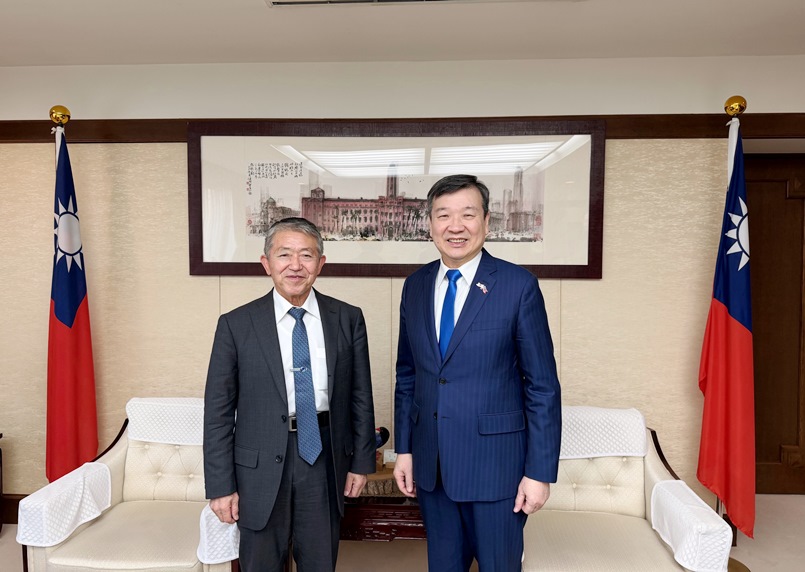 李逸洋・駐日代表が12月17日岩崎茂・行政院政務顧問（日本前統合幕僚長）と面会した。李代表は中国による岩崎茂氏への制裁に対し、関心を示した。また双方は中国が日本周辺において緊張を起こす情勢、地域安全保障などについて意見交換した。李逸洋・駐日代表（写真右）、岩崎茂・行政院政務顧問(写真左)。