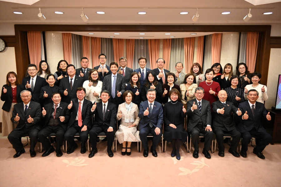 李逸洋・駐日代表は1月20日、台湾駐日代表処公邸で関東地区の僑界代表らとの夕食会を開催し、長きにわたる台湾への関心および台日関係発展への支持に深い感謝と敬意を示すとともに、今後の台日関係のさらなる発展について意見交換した。
写真：李逸洋・駐日代表（前列右５）、羅鴻健・日本中華聯合総会会長（前列左４）、林月理・僑務委員（前列右４）、林学明・僑務委員（前列左３）。