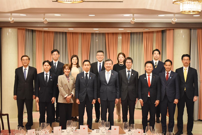 李逸洋・駐日代表は2月25日、自民党青年局の平沼正二郎・局長/衆議院議員をはじめとする役員ら一行と駐日代表処公邸で夕食会を開き、両岸情勢および台日関係などについて意見交換した。写真：李逸洋・駐日代表（前列中央）、自民党青年局長の平沼正二郎・衆議院議員（前列左4）