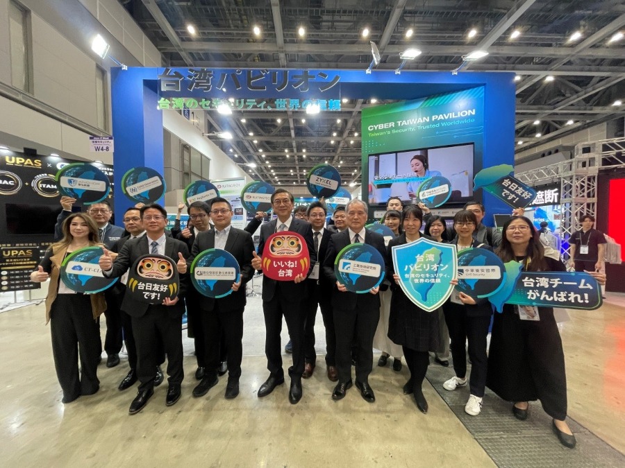周学佑・駐日副代表は4月9日、「2026 Japan IT Week 春」の会場を訪れ、デジタル発展部デジタル産業署、台湾サイバーセキュリティ連盟および台湾情報セキュリティ協会が共同開設した「台湾サイバーセキュリティ館」（CYBER TAIWAN PAVILION）を視察した。
写真：周学佑・駐日副代表と出展者らとの記念撮影