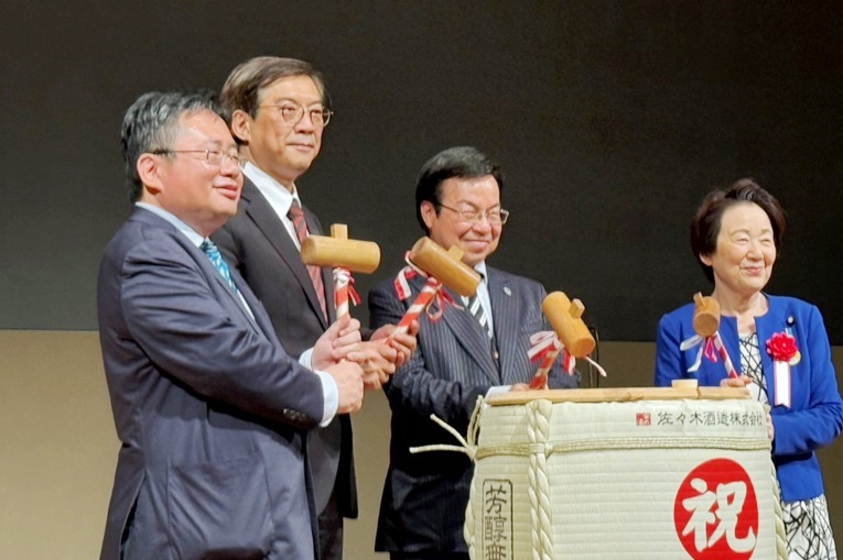 　周学佑・駐日副代表は4月11日、「台湾熱新聞創刊記念・台日友好の夜」に出席しあいさつした。この中で周・駐日副代表は、台湾と日本は基本的価値観を共有し、双方間の国民感情も友好的であると強調した。その上で、台湾熱新聞（台湾ホットニュース）が台日相互の友好を深める懸け橋になることを期待した。写真：周学佑・駐日副代表（写真左2）、矢板明夫・インド太平洋戦略シンクタンク執行長（左1）、山谷えり子・参議院議員（右1）、王文欽・国際健康産業永続発展協会理事長（（右2）
