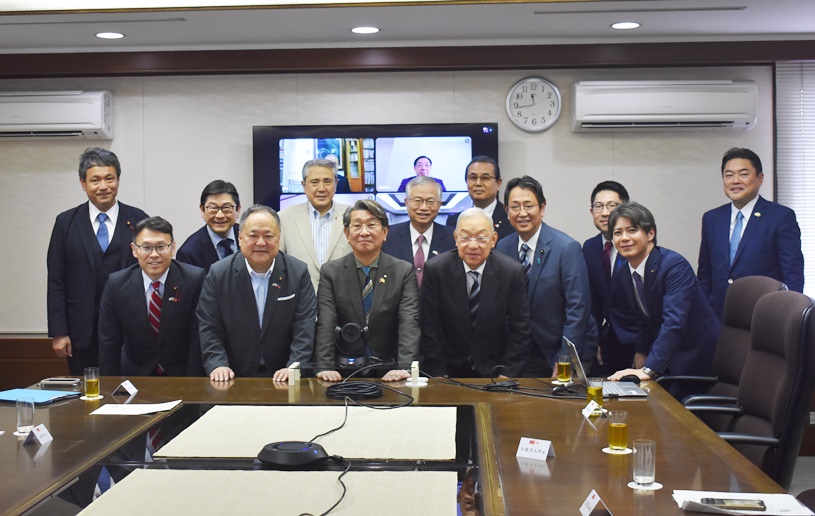 蔡明耀・駐日副代表は4月16日、「全国日台友好議員協議会」の役員会議に出席し、同会が2016年に設立以来、台日関係促進への支持、協力により、大きく拡大し、多大なる貢献をしてきたことに感謝の意を表すと共に、今後のさらなる台日関係発展に期待を寄せた。写真：蔡明耀・駐日副代表（後列左４）、藤田和秀・会長（前列左3）。役員会議には4名もオンライン形式で出席した。