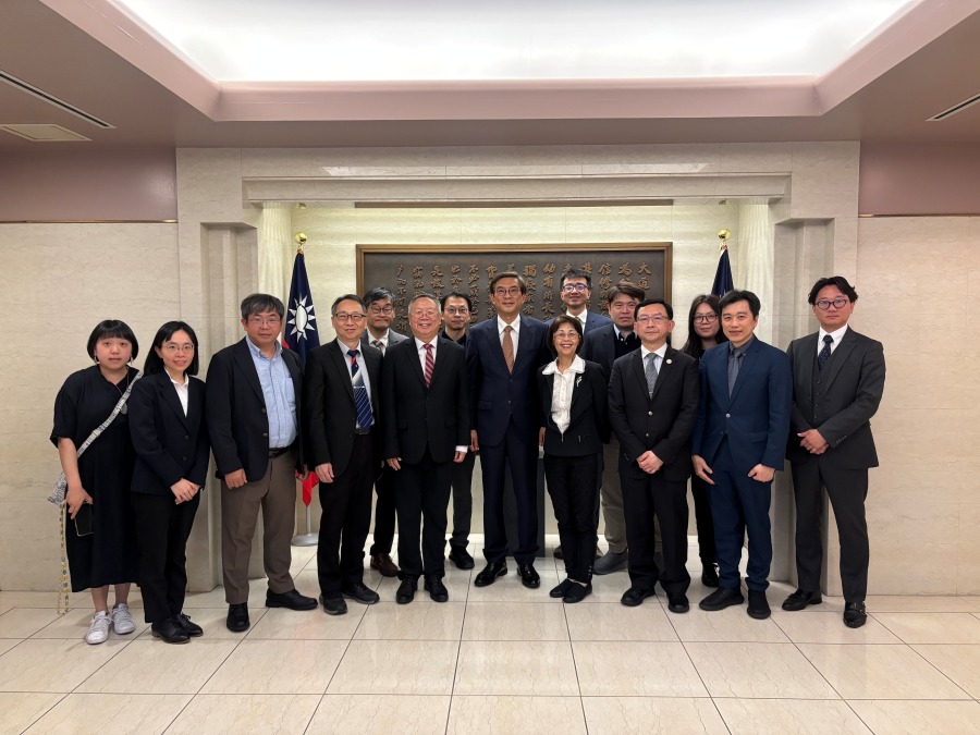 周学佑・駐日副代表は4月14日、「台湾ネットゼロエミッション・テクノロジー推進グループ」（T-STONE）の林耀東・主任、周素卿・総顧問、江茂雄・副主任ら12名と面会し、台湾と日本のネットゼロエミッション・テクノロジーおよび民間のネットゼロ・アクションに関する政策や実際の交流の発展概況などについて意見交換した。
写真：写真：周学佑・駐日副代表（中央）、呉嘉文・駐日代表処科学技術部長（左７）、T-STONEの周素卿・総顧問（右７）、林耀東・主任（左６）、江茂雄・副主任（右４）。